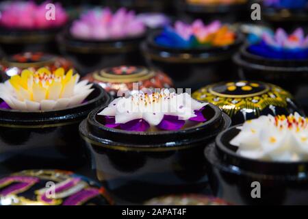 Thailandia saponi di fiori scolpiti a mano in scatole dipinte, motivi floreali, Chiang mai Domenica notte mercato, Foto Stock