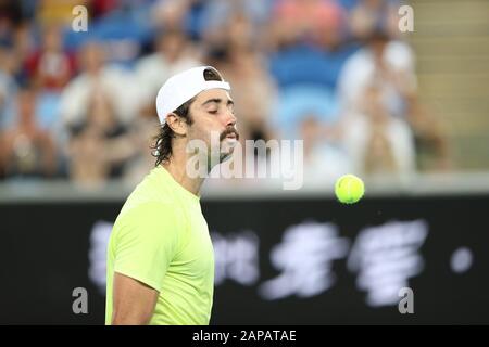 Melbourne, Australia. 22nd Gen 2020. Jordan Thompson of Australia si morde poi sputando la sua palla da tennis durante la seconda partita al ATP Australian Open 2020 a Melbourne Park, Melbourne, Australia, il 22 gennaio 2020. Foto Di Peter Dovgan. Credit: Uk Sports Pics Ltd/Alamy Live News Foto Stock