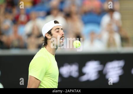 Melbourne, Australia. 22nd Gen 2020. Jordan Thompson of Australia si morde poi sputando la sua palla da tennis durante la seconda partita al ATP Australian Open 2020 a Melbourne Park, Melbourne, Australia, il 22 gennaio 2020. Foto Di Peter Dovgan. Credit: Uk Sports Pics Ltd/Alamy Live News Foto Stock