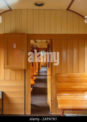 Vecchia carrozza con panchine in legno di terza classe Foto Stock