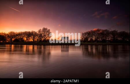 Tramonto sul fiume Trent a Victoria Embankment, Nottingham Inghilterra UK Foto Stock