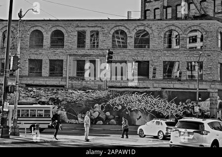 Centro di Seattle Street, vicino a Pioneer Square. Acquisizione in bianco e nero. Foto Stock