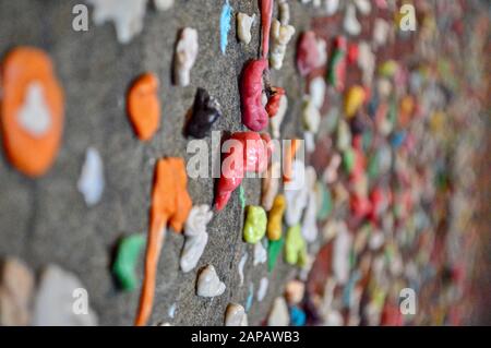 Gum Wall: Attrazione turistica a Post Alley, nel centro di Seattle, dove le persone bastone chewing gum al muro Foto Stock