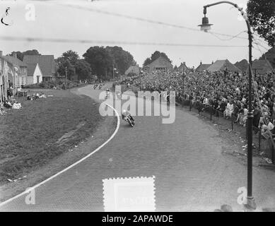 TT Assen 1953 Descrizione: 350cc-rider After start in S-BRT to Hooghalen Data: 28 Giugno 1953 Località: Assen Parole Chiave: Start, motorsport Nome dell'istituto: TT Foto Stock