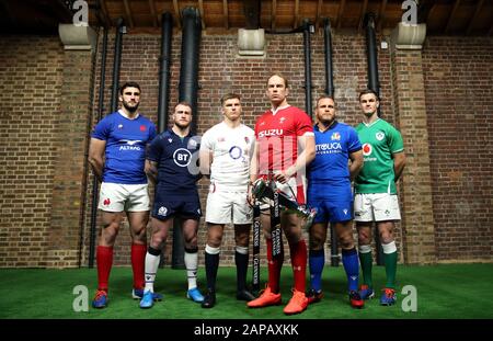 I capitani della squadra posano per una foto con il Trofeo Sei Nazioni (da sinistra a destra) Charles Ollivon della Francia, Stuart Hogg della Scozia, Owen Farrell dell'Inghilterra, Wyn Jones del Galles, Luca Bigi dell'Italia e Jonathan Sexton dell'Irlanda durante il lancio del Guinness Six Nations al Tobacco Dock, Londra. Foto Stock