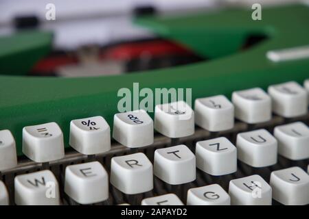 una parte del keybord di una macchina da scrivere con un nastro Foto Stock