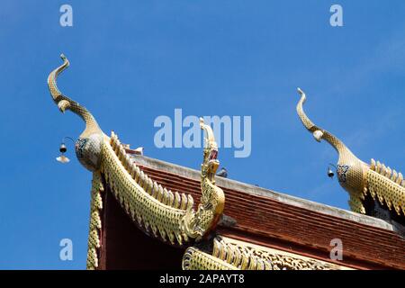 Chiang mai, Wat Muen Lan tempio decorazione del tetto Thailandia Foto Stock