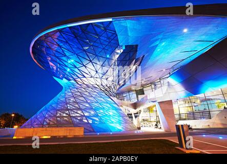 Dettaglio architettonico della BMW Welt di Monaco di Baviera illuminato al tramonto Foto Stock