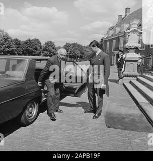 Queen Juliana riceve a Huis ten Bosch list pullers in connessione con l'imminente cabinet formazione Descrizione: Den Uyl all'arrivo Data: 31 Maggio 1977 Località: The Hague, Zuid-Holland Parole Chiave: Cabinet formazioni, regine, elenco trattori Nome personale: Uyl, Joop den Foto Stock