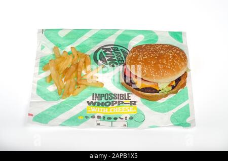 Burger King Impossible Whopper con patatine fritte su wrapper Foto Stock