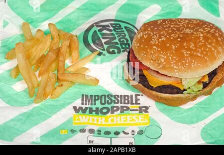 Burger King Impossible Whopper con patatine fritte o patatine fritte su wrapper Foto Stock