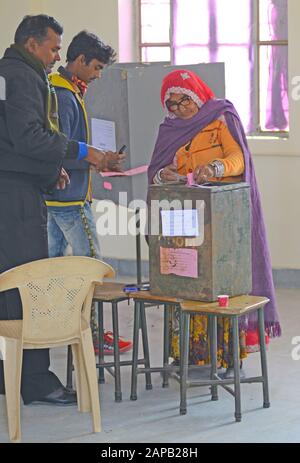 Beawar, India. 22nd Gen 2020. Una donna rajasthani ha espresso il loro voto ad un seggio durante la seconda fase del Panchayat elezioni ad un seggio nel villaggio di Kanakhera vicino a Beawar. (Foto Di Sumit Saraswat/Pacific Press) Credito: Pacific Press Agency/Alamy Live News Foto Stock