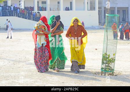 Beawar, India. 22nd Gen 2020. Le donne Rajasthani vanno a casa da una stazione di polling dopo aver espresso il loro voto per la seconda fase di Panchayat elezioni nel villaggio di Kanakhera vicino a Beawar. (Foto Di Sumit Saraswat/Pacific Press) Credito: Pacific Press Agency/Alamy Live News Foto Stock