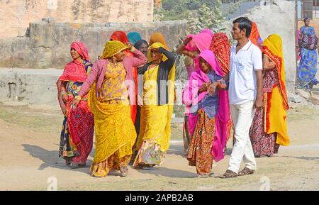 Beawar, India. 22nd Gen 2020. Rajasthani abitanti del villaggio va ad una stazione di scrutinio per lanciare il loro voto per la seconda fase di Panchayat elezioni nel villaggio di Piplaj vicino a Beawar. (Foto Di Sumit Saraswat/Pacific Press) Credito: Pacific Press Agency/Alamy Live News Foto Stock