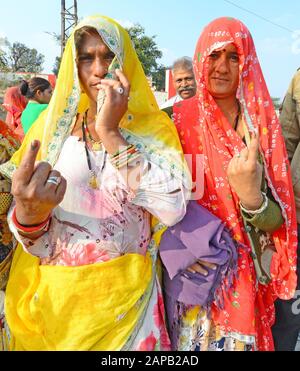Beawar, India. 22nd Gen 2020. Le donne Rajasthani mostrano il suo dito indosso dopo che ha votato nella seconda fase del Panchayat elezioni in una stazione di polling nel villaggio di Kharwa vicino a Beawar. (Foto Di Sumit Saraswat/Pacific Press) Credito: Pacific Press Agency/Alamy Live News Foto Stock
