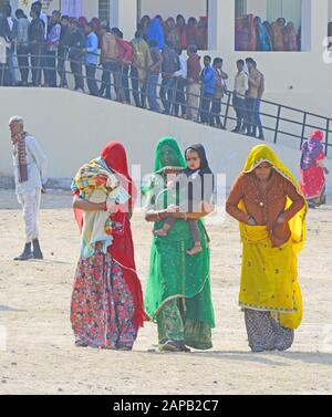 Beawar, India. 22nd Gen 2020. Le donne Rajasthani vanno a casa da una stazione di polling dopo aver espresso il loro voto per la seconda fase di Panchayat elezioni nel villaggio di Kanakhera vicino a Beawar. (Foto Di Sumit Saraswat/Pacific Press) Credito: Pacific Press Agency/Alamy Live News Foto Stock