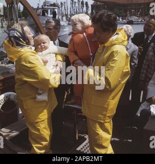 Beatrix en Claus con Willem Alexander e Johan Friso a bordo del Draeck Groene all'apertura di Marina a Hoorn Data: 26 giugno 1969 Località: Hoorn, Noord-Holland Parole Chiave: Aperture, marine, famiglia reale Nome personale: Beatrix, principessa, Claus, principe, Willem-Alexander, Principe di Orange Foto Stock
