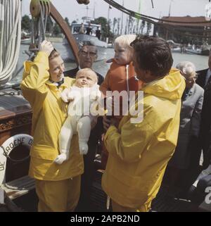 Beatrix en Claus con Willem Alexander e Johan Friso a bordo del Draeck Groene all'apertura di Marina a Hoorn Data: 26 giugno 1969 Località: Hoorn, Noord-Holland Parole Chiave: Aperture, marine, famiglia reale Nome personale: Beatrix, principessa, Claus, principe, Willem-Alexander, Principe di Orange Foto Stock