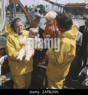 Beatrix en Claus con Willem Alexander e Johan Friso a bordo del Draeck Groene all'apertura di Marina a Hoorn Data: 26 giugno 1969 Località: Hoorn, Noord-Holland Parole Chiave: Aperture, marine, famiglia reale Nome personale: Beatrix, principessa, Claus, principe, Willem-Alexander, Principe di Orange Foto Stock