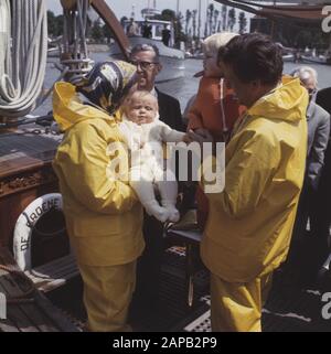 Beatrix en Claus con Willem Alexander e Johan Friso a bordo del Draeck Groene all'apertura di Marina a Hoorn Data: 26 giugno 1969 Località: Hoorn, Noord-Holland Parole Chiave: Aperture, marine, famiglia reale Nome personale: Beatrix, principessa, Claus, principe, Willem-Alexander, Principe di Orange Foto Stock