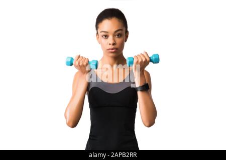 Donna Che Esercita Facendo I Riccioli Dei Bicipiti Di Dumbbell Sullo Sfondo Dello Studio Bianco Foto Stock