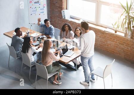 Gruppo internazionale di persone che hanno una discussione di incontri d'affari Foto Stock