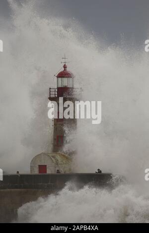 Porto, Portogallo - 7 Febbraio 2016: persone negligente nel mezzo della tempesta di mare. Fiume Douro bocca vecchio faro. Foto Stock