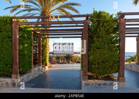 Eremo della chiesa di Nuestra Señora del Carmen nella Regione di Murcia, Costa Calida, Spagna. Incorniciato da pergola su area turistica sviluppata Foto Stock