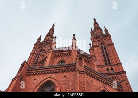 Vista dal basso di un mattone rosso chiesa cattolica Foto Stock
