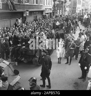 Liberation Joy: The Hague Description: Festa della liberazione all'Aia. Veicoli canadesi pieni di cittadini entusiasti di fronte al municipio dell'Aia. Annotazione: Quattro fotografi possono essere visti Data: Maggio 1945 luogo: L'Aia, Zuid-Holland Parole Chiave: Festa di liberazione, seconda guerra mondiale Foto Stock