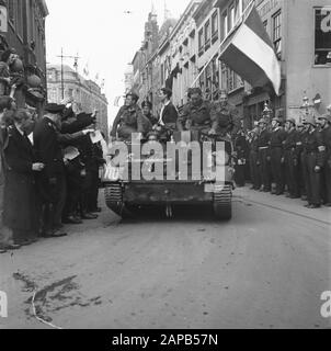 Liberation Joy: The Hague Description: Festa della liberazione all'Aia. Brencarrier della Brigata Irene al Municipio dell'Aia. Data: Maggio 1945 luogo: L'Aia, Zuid-Holland Parole Chiave: Partiti di liberazione, militare, Seconda guerra mondiale, veicoli Foto Stock