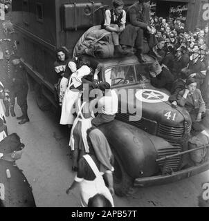 Liberation Joy: The Hague Description: Festa della liberazione all'Aia caloroso benvenuto per un pilota canadese. Date: Maggio 1945 Location: The Hague, Zuid-Holland Keywords: Liberation Festivals, World War Ii Foto Stock