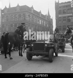 Liberation Joy: The Hague Description: Festa della liberazione all'Aia. Polizia militare canadese e olandese. Un agente parla ad un ufficiale in una jeep Data: Maggio 1945 luogo: L'Aia, Zuid-Holland Parole Chiave: Festa di liberazione, seconda guerra mondiale Foto Stock