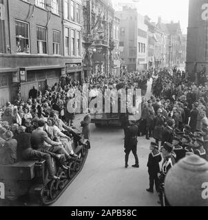 Liberation Joy: The Hague Description: Festa della liberazione all'Aia. Cittadini imballati veicoli canadesi di fronte al Municipio Annotazione: In basso a destra un gruppo di ragazzi del coro marinai dell'Aia Data: Maggio 1945 luogo: L'Aia, Zuid-Holland Parole Chiave: Festa di liberazione, Seconda guerra mondiale Foto Stock