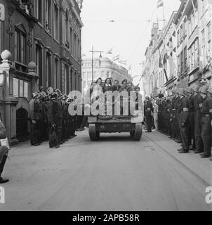 Liberation Joy: The Hague Description: Festa della liberazione all'Aia. Vettore canadese al Green Market di fronte al Municipio. Annotazione: Sinistra e destra sono membri delle Forze Armate interne in linea Data: Maggio 1945 luogo: Den Haag, Zuid-Holland Parole Chiave: Festa di liberazione, Seconda guerra mondiale Foto Stock