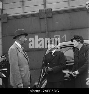 Diplomazia: Ambasciatore inglese Descrizione: Arrivo dell'inviato inglese Sir Neville Bland al Lloydskade di Rotterdam. Sir Neville Bland e moglie incontrano il loro vecchio driver L.P. Luit, che aveva l'auto dell'ambasciatore nel nascondere e rimanere nei Paesi Bassi Data: 25 maggio 1945 luogo: Rotterdam, Zuid-Holland Parole Chiave: Automobili, diplomatici Nome personale: Bland, Neville, Luit L P. Foto Stock