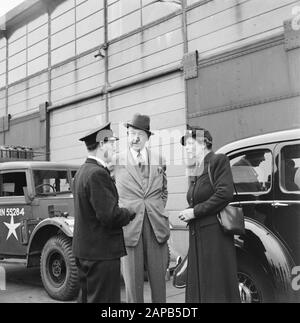 Diplomazia: Ambasciatore inglese Descrizione: Arrivo dell'inviato inglese Sir Neville Bland al Lloydskade di Rotterdam. Sir Neville Bland e moglie incontrano il loro vecchio driver L.P. Luit, che aveva l'auto dell'ambasciatore nel nascondere e rimanere nei Paesi Bassi Data: 25 maggio 1945 luogo: Rotterdam, Zuid-Holland Parole Chiave: Automobili, diplomatici Nome personale: Bland, Neville, Luit L P. Foto Stock