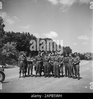 Tour del Principe Bernhard attraverso i Paesi Bassi occidentali Descrizione: Il principe e i suoi compagni durante un breve ritardo a Bennebroek Data: 29 Giugno 1945 Parole Chiave: Militare, principi Nome personale: Bernhard (Prince Netherlands) ) Foto Stock