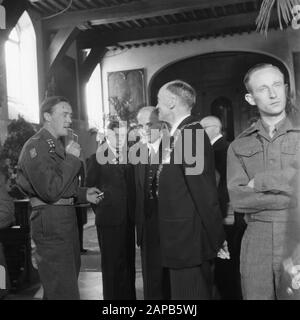 Tour del principe Bernhard attraverso West-Nederland Descrizione: Il principe è ricevuto dal sindaco di Haarlem Data: 29 Giugno 1945 luogo: Haarlem, Noord-Holland Parole Chiave: Sindaci, principi Nome personale: Bernhard (Prince Netherlands) Foto Stock