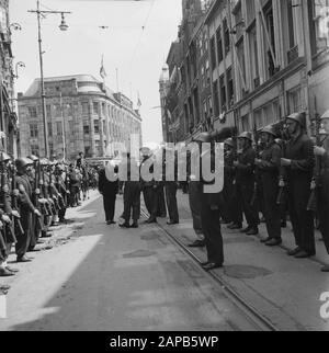 Tour van Prince Bernhard attraverso West-Nederland Descrizione: La guardia d'onore per il municipio dell'Aia Data: 29 giugno 1945 luogo: L'Aia, South Holland Parole Chiave: Sale città, militare Foto Stock