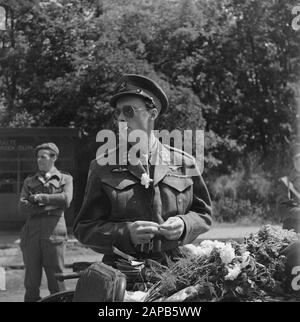 Tour del principe Bernhard attraverso l'Olanda occidentale Descrizione: Il principe durante un breve ritardo a Bennebroek Data: 29 Giugno 1945 Parole Chiave: Militare, principi Nome personale: Bernhard (Prince Netherlands) Foto Stock