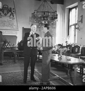 Tour del principe Bernhard attraverso l'Olanda occidentale Descrizione: Il principe con il sindaco di Alkmaar Data: 29 Giugno 1945 luogo: Alkmaar, Noord-Holland Parole Chiave: Sindaci, sale cittadine, principi Nome personale: Bernhard (Prince Netherlands) Foto Stock