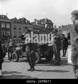 Tour by Prince Bernhard through West-Nederland Descrizione: The Prince on the Markt in Delft Data: 29 giugno 1945 Parole Chiave: Militare, principi Nome personale: Bernhard (Prince Netherlands) Foto Stock