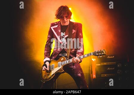 Estragon, BOLOGNA, ITALIA - 2016/01/22: DaN Hawkins della band inglese The Darkness si esibiscono dal vivo presso il club Estragon di Bologna per il tour "Blast Of Our Kind" 2016. Foto Stock