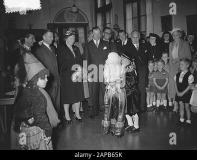 Visita Queen Juliana alle Camere Katholiek Orphanage nel Jordaan Data: 11 Settembre 1953 Località: Amsterdam, Noord-Holland Parole Chiave: Queen, visite, orfanotrofi Nome personale: Juliana, queen Foto Stock