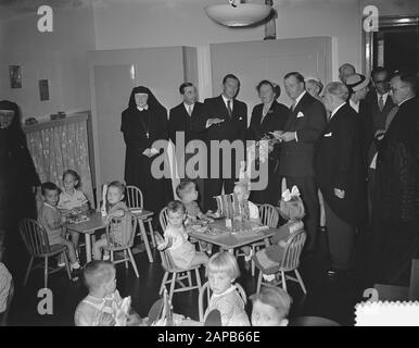 Visita Queen Juliana alle Camere Katholiek Orphanage nel Jordaan Data: 11 Settembre 1953 Località: Amsterdam, Noord-Holland Parole Chiave: Queen, visite, orfanotrofi Nome personale: Juliana, queen Foto Stock