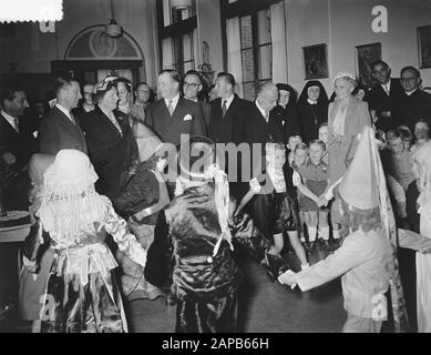 Visita Queen Juliana alle Camere Katholiek Orphanage nel Jordaan Data: 11 Settembre 1953 Località: Amsterdam, Noord-Holland Parole Chiave: Queen, visite, orfanotrofi Nome personale: Juliana, queen Foto Stock