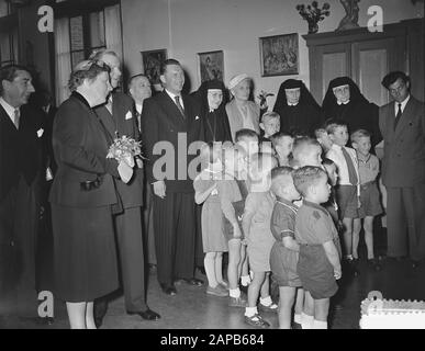 Visita Queen Juliana alle Camere Katholiek Orphanage nel Jordaan Data: 11 Settembre 1953 Località: Amsterdam, Noord-Holland Parole Chiave: Queen, visite, orfanotrofi Nome personale: Juliana, queen Foto Stock