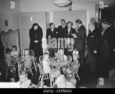 Visita Queen Juliana alle Camere Katholiek Orphanage nel Jordaan Data: 11 Settembre 1953 Località: Amsterdam, Noord-Holland Parole Chiave: Queen, visite, orfanotrofi Nome personale: Juliana, queen Foto Stock