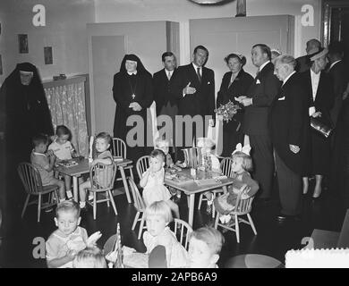 Visita Queen Juliana alle Camere Katholiek Orphanage nel Jordaan Data: 11 Settembre 1953 Località: Amsterdam, Noord-Holland Parole Chiave: Queen, visite, orfanotrofi Nome personale: Juliana, queen Foto Stock